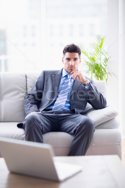 嚴重 商人 坐在 榻 看 相機 商業照片 © wavebreak_media