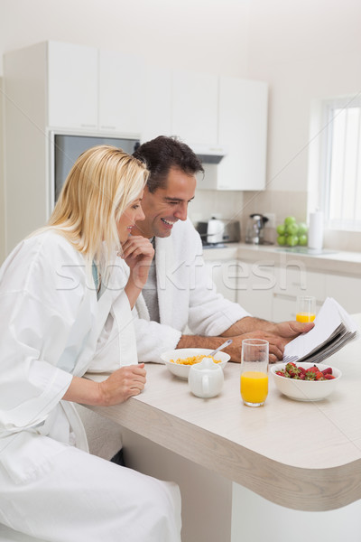 Cuplu mic dejun lectură ziar bucătărie acasă Imagine de stoc © wavebreak_media