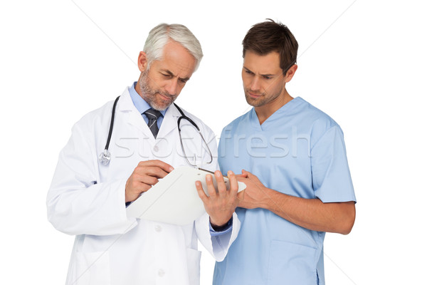 Medic de sex masculin chirurg uita rapoarte alb om Imagine de stoc © wavebreak_media