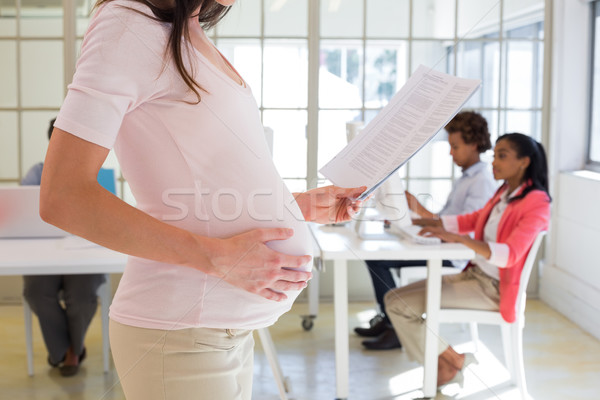 Terhes irodai dolgozó dudorodás irat iroda nő Stock fotó © wavebreak_media