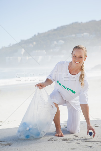 [[stock_photo]]: Militant · up · trash · plage