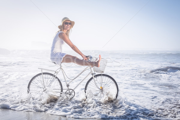 Przepiękny szczęśliwy rowerów plaży Zdjęcia stock © wavebreak_media