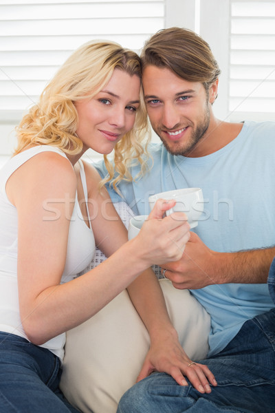 Sonriendo casual Pareja sesión sofá café Foto stock © wavebreak_media