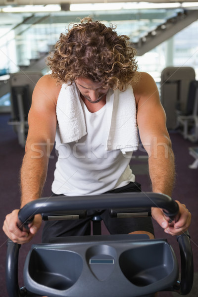 Zdjęcia stock: Człowiek · wykonywania · rowerów · siłowni
