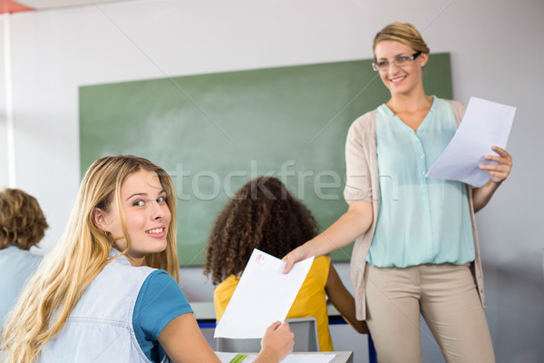 Stockfoto: Leraar · papier · student · klasse · vrouwelijke · gelukkig