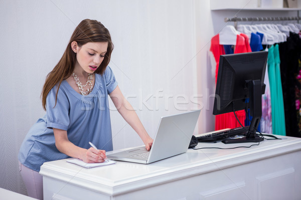 Laden Arbeitnehmer mit Laptop Mode Boutique Computer Stock foto © wavebreak_media