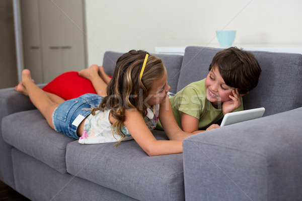 Broers en zussen ander digitale tablet woonkamer meisje Stockfoto © wavebreak_media