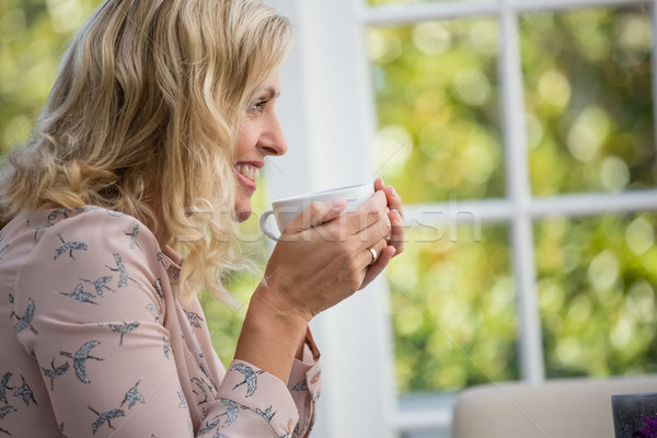 Lächelnd Geschäftsfrau halten Kaffeetasse Kaffeehaus Seitenansicht Stock foto © wavebreak_media