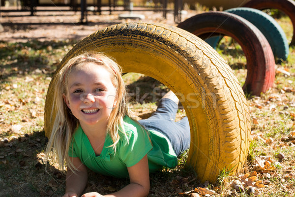 Foto d'archivio: Ritratto · ragazza · felice · giocare · pneumatico · parco · giochi · cielo