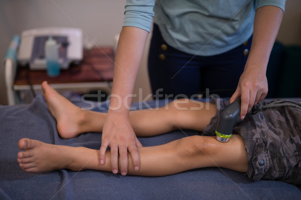 Ver feminino terapeuta ultra-som máquina Foto stock © wavebreak_media