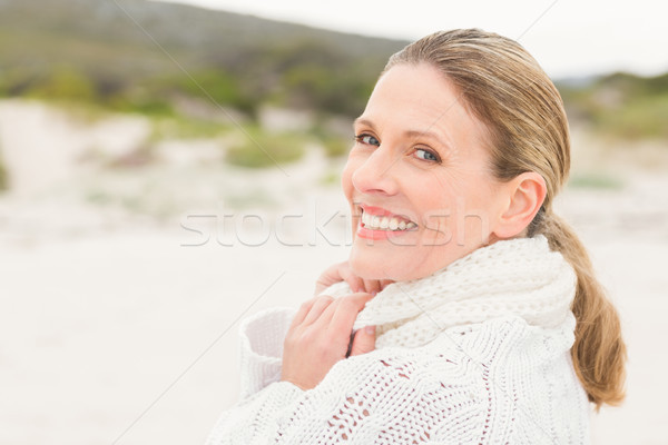 Stockfoto: Glimlachende · vrouw · strand · vrouw · zee · kleding