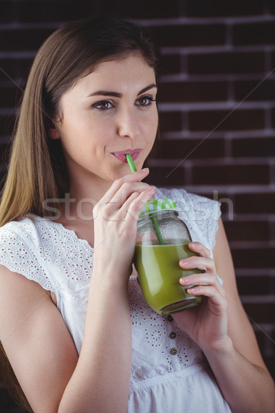 красивая женщина зеленый сока красный кирпичных женщину Сток-фото © wavebreak_media