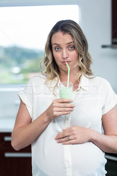 Stockfoto: Zwangere · vrouw · drinken · smoothie · keuken · vrouw · gelukkig