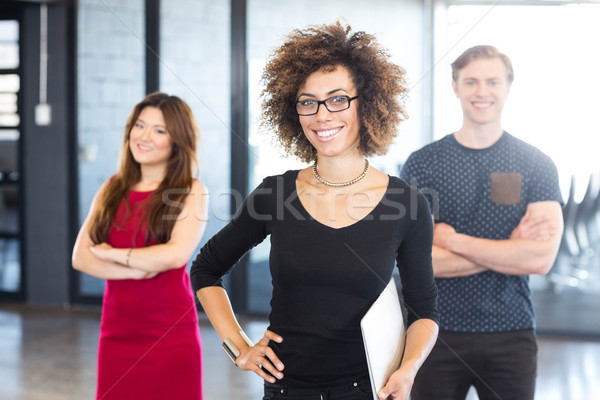 Portret colegii în picioare birou zâmbitor om Imagine de stoc © wavebreak_media