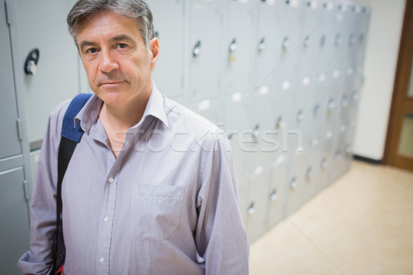 Portret profesor în picioare vestiar universitar om Imagine de stoc © wavebreak_media