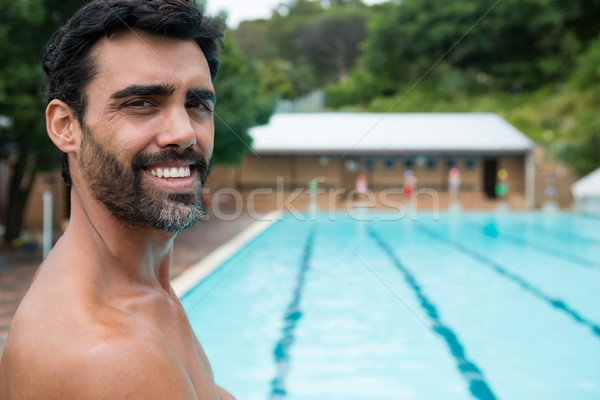 Zâmbitor salvamar în picioare om vară piscină Imagine de stoc © wavebreak_media