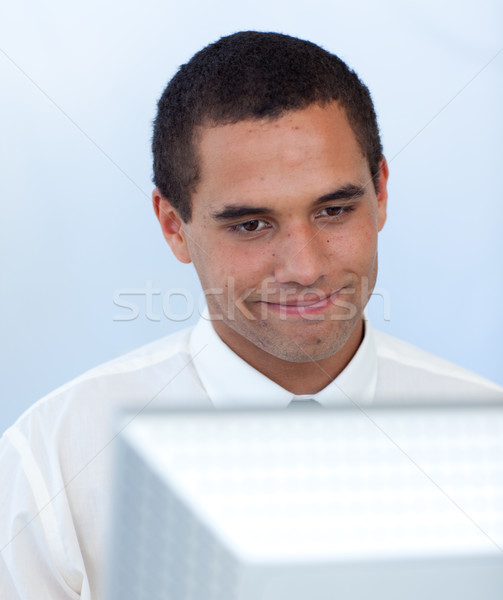 Empresário trabalhando computador escritório sorrir fundo Foto stock © wavebreak_media