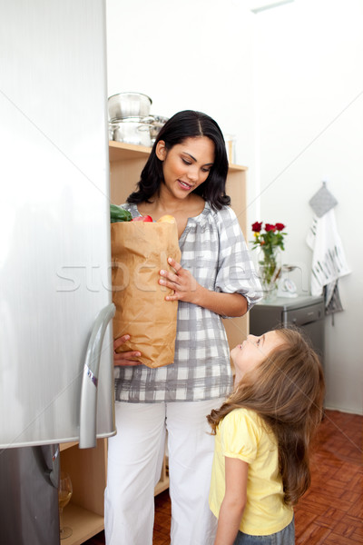 [[stock_photo]]: Petite · fille · épicerie · sac · mère · cuisine