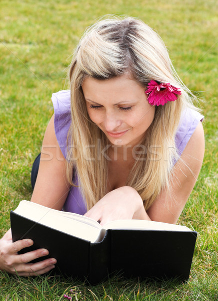 Encantador mujer lectura libro parque hierba Foto stock © wavebreak_media