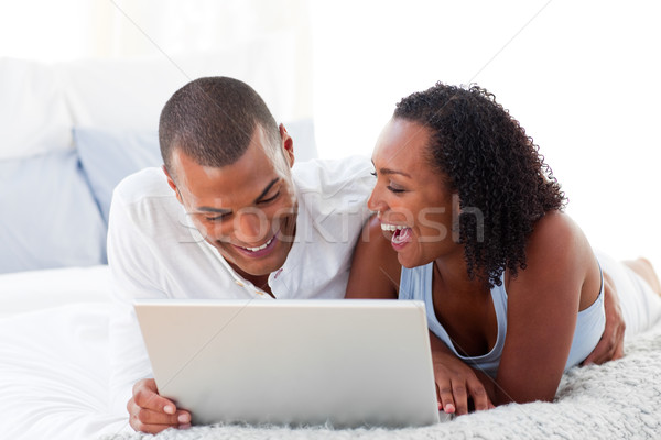 Stok fotoğraf: Mutlu · çift · dizüstü · bilgisayar · kullanıyorsanız · yatak · kadın · aile