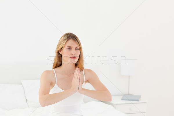 Vrouw oefenen yoga bed home glimlach Stockfoto © wavebreak_media