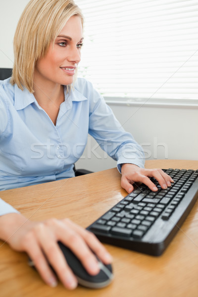 Uśmiechnięty kobieta interesu ręce myszą klawiatury patrząc Zdjęcia stock © wavebreak_media