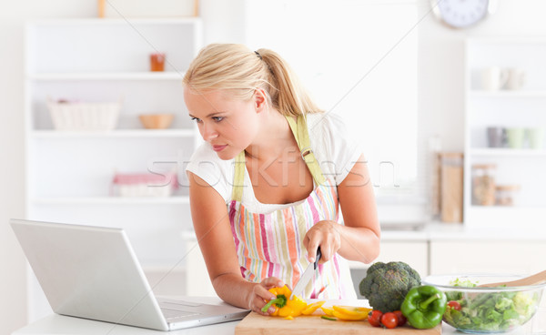 Foto stock: Mujer · usando · la · computadora · portátil · cocinar · cocina · ordenador · casa