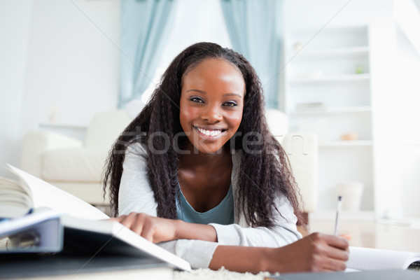 Glimlachende vrouw vloer huiswerk werk pen student Stockfoto © wavebreak_media