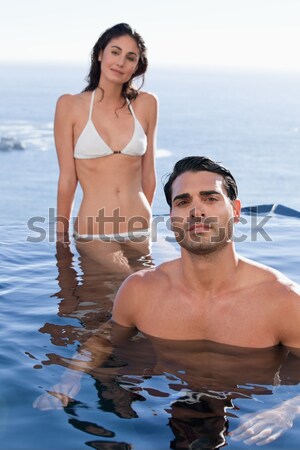 Portrait couple cocktail piscine sourire heureux [[stock_photo]] © wavebreak_media