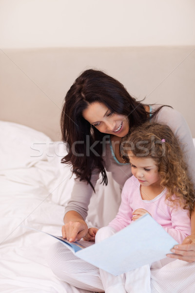 Fiatal anya olvas esti mese lánygyermek szeretet Stock fotó © wavebreak_media