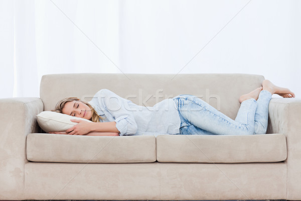 [[stock_photo]]: Femme · oreiller · canapé · dormir · mains · heureux