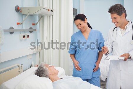 Foto stock: Dois · enfermeira · hospital · sangue · feminino · sorridente