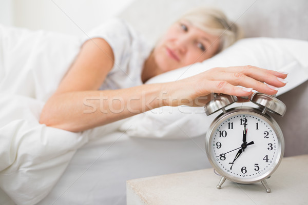 Vrouw hand wekker bed wazig slaperig Stockfoto © wavebreak_media