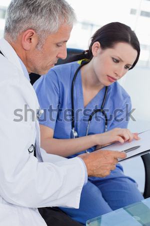 Orvos mér vérnyomás idős beteg férfi orvos Stock fotó © wavebreak_media