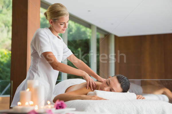 Lächelnd Brünette Schulter Massage Hotel Stock foto © wavebreak_media