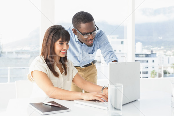 Stockfoto: Glimlachend · team · met · behulp · van · laptop · samen · kantoor · computer