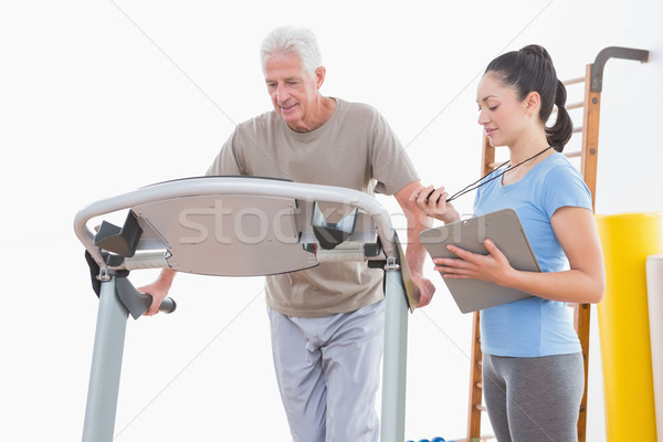 Foto stock: Entrenador · sincronización · altos · hombre · fitness · estudio