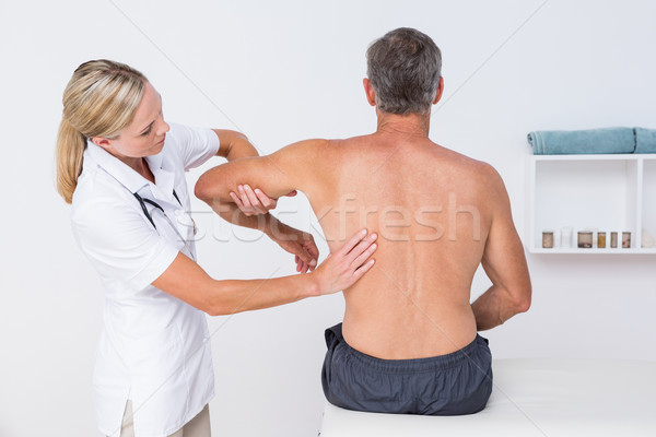 Médico examinar paciente brazo médicos oficina Foto stock © wavebreak_media