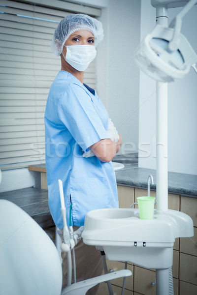 Dentista mascarilla quirúrgica los brazos cruzados retrato femenino Foto stock © wavebreak_media