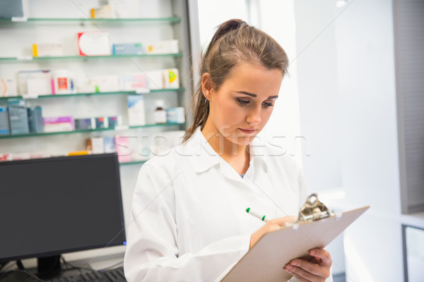 Pharmacien écrit presse-papiers hôpital pharmacie médicaux [[stock_photo]] © wavebreak_media