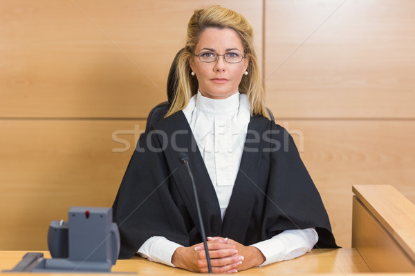 Popa juiz olhando câmera tribunal quarto Foto stock © wavebreak_media