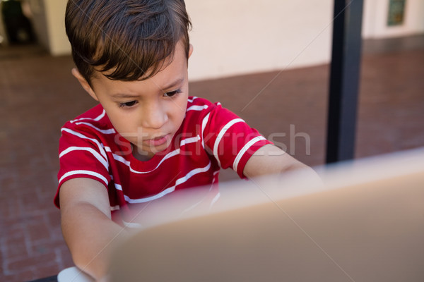 Chłopca za pomocą laptopa komputera posiedzenia krzesło Zdjęcia stock © wavebreak_media