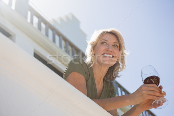 Heiter Frau halten Rotwein Glas Balkon Stock foto © wavebreak_media