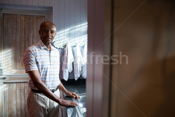 Stock fotó: Portré · idős · férfi · áll · ablak · otthon
