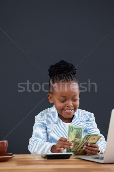 Foto stock: Empresária · papel · moeda · usando · laptop · secretária · escritório · computador