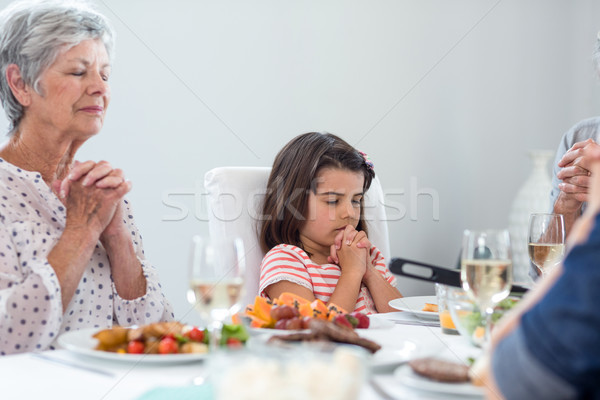 Aile dua eden birlikte yemek oturma yemek masası Stok fotoğraf © wavebreak_media