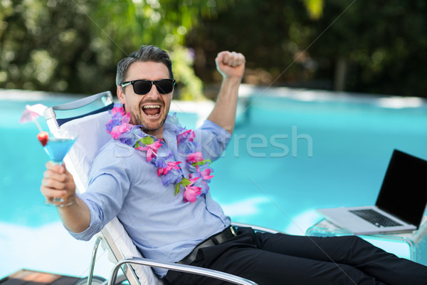 Foto stock: Animado · homem · grinalda · martini · glass