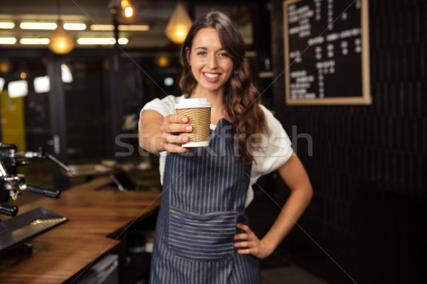 Mosolyog barista tart eldobható csésze kávéház Stock fotó © wavebreak_media