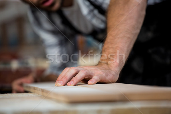 Carpinteiro trabalhando poeirento oficina edifício trabalhador Foto stock © wavebreak_media