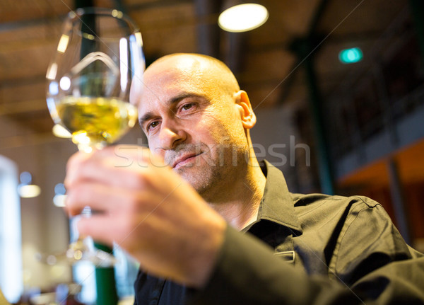 Camarero mirando vidrio vino primer plano restaurante Foto stock © wavebreak_media